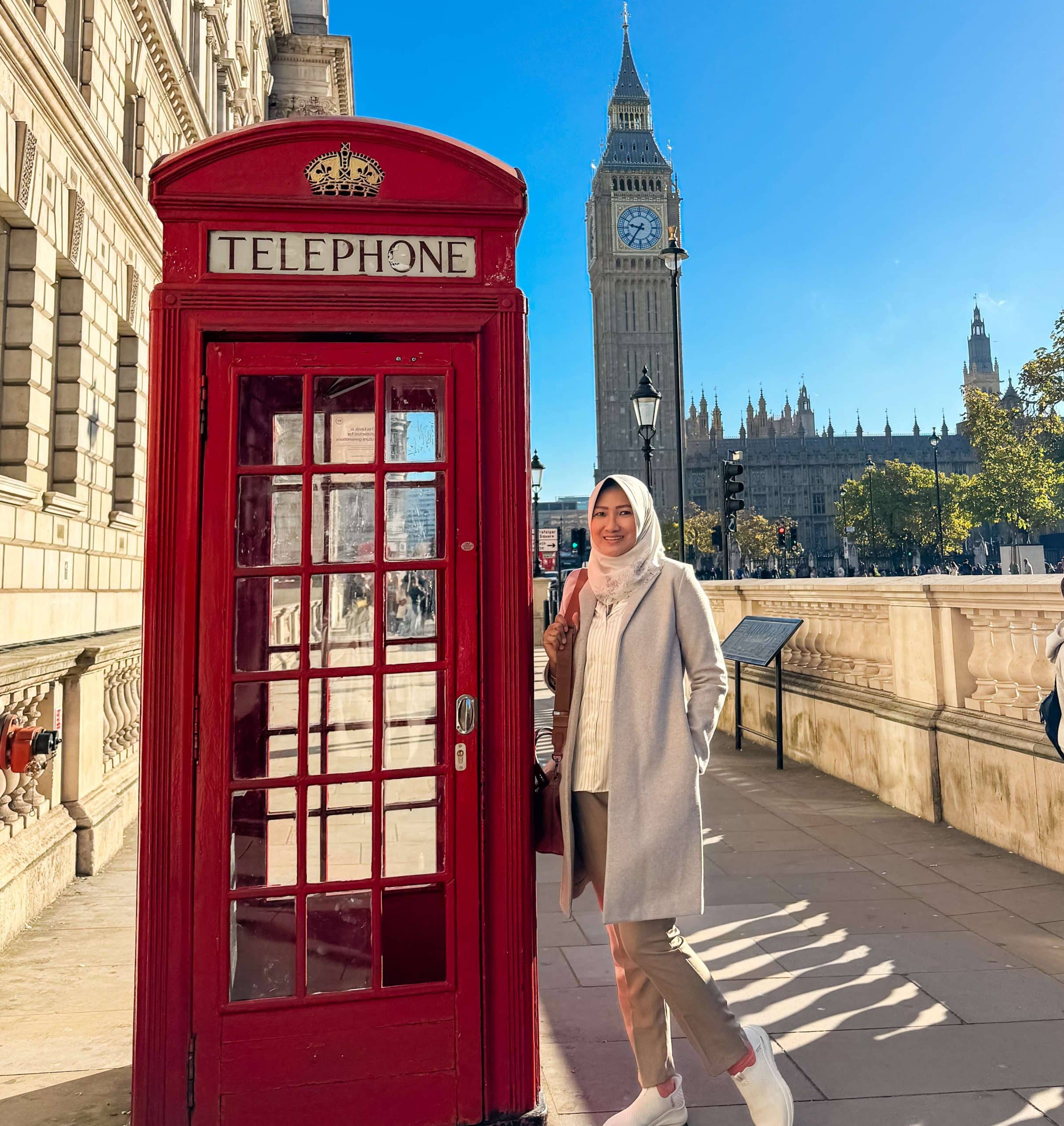 Foto bareng jam ikonik di London scaled